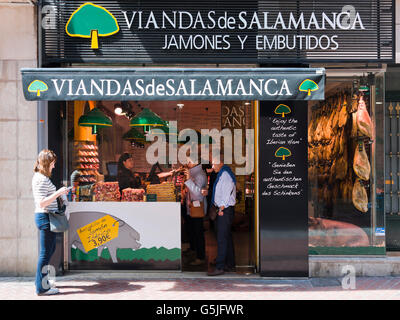 Vista orizzontale dei clienti a un tradizionale prosciutto iberico delicatessen in Palma di Maiorca. Foto Stock