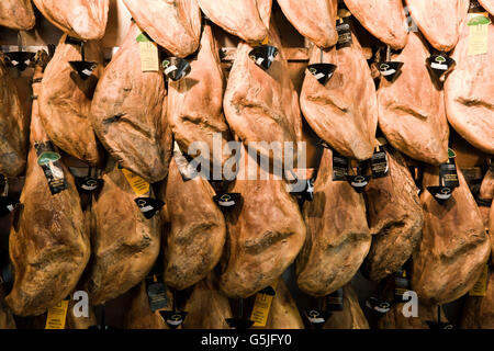 Vista orizzontale della tradizionale Iberica prosciutti in vendita in Maiorca. Foto Stock