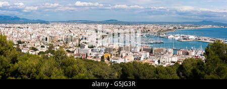 Panoramica orizzontale (3 picture stitch) antenna cityscape di Palma di Maiorca. Foto Stock