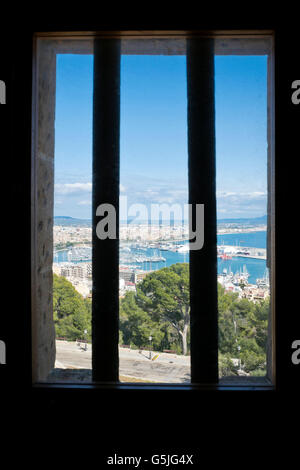 Antenna verticale vista attraverso una finestra di Palma di Maiorca. Foto Stock