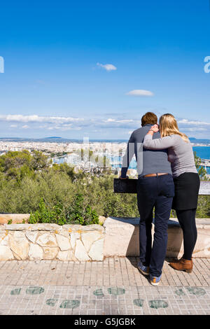 Vista verticale di una coppia godendo la vista aerea di Palma di Maiorca. Foto Stock