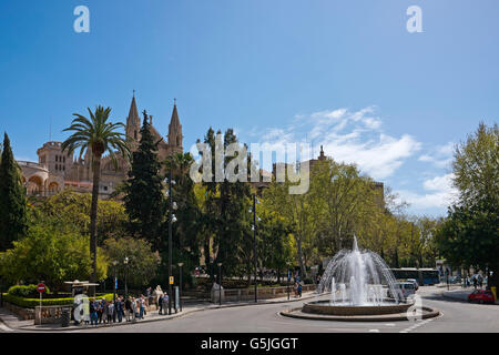 Orizzontale di street view di Plaça de la Reina a Palma di Maiorca. Foto Stock