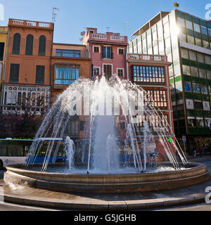 Vista sulla piazza di Plaça de la Reina a Palma di Maiorca. Foto Stock