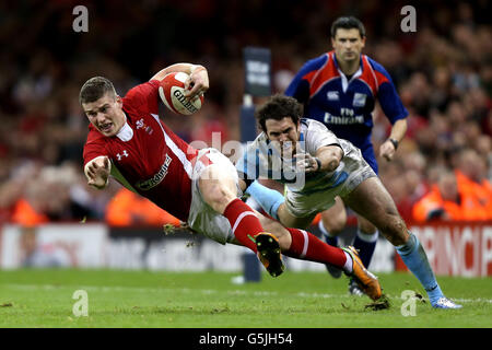 Rugby Union - dove Men's Series - Galles / Argentina - Millennium Stadium. Scott Williams del Galles viene affrontato dai Gonzalo Tiesi argentini durante la partita dove Men Series al Millennium Stadium di Cardiff. Foto Stock
