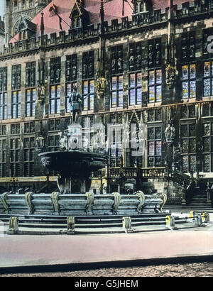 Der Karlsbrunnen von 1620 auf dem Marktplatz vor dem Rathaus von Aachen, 1920er Jahre. Fontana Carlo Magno sul principale mercato di fronte Aachen City Hall, 1920s. Foto Stock