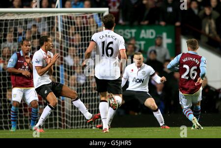 Calcio - Barclays Premier League - Aston Villa / Manchester United - Villa Park. Andreas Weimann di Aston Villa segna il primo obiettivo del gioco del suo lato Foto Stock