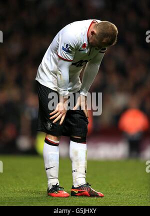 Calcio - Barclays Premier League - Aston Villa / Manchester United - Villa Park. Wayne Rooney di Manchester United lotta dopo aver subito un infortunio Foto Stock