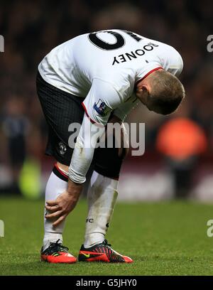 Calcio - Barclays Premier League - Aston Villa / Manchester United - Villa Park. Wayne Rooney di Manchester United lotta dopo aver subito un infortunio Foto Stock