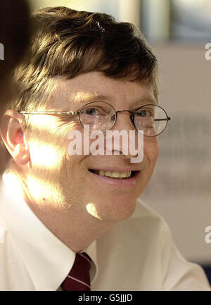 Bill Gates incontra studenti internazionali con borse di studio della Bill and Melinda Gates Foundation presso l'Università di Cambridge. * il boss di Microsoft ha detto agli imprenditori e ai leader aziendali del terzo Real Business/CBI Growing Business Awards di Londra che i prossimi 10 anni saranno un momento 'fantastico' per il commercio. Parlando per la prima volta nel Regno Unito per due anni, egli ha affermato che, anche se ci sarebbero tempi difficili in avanti, il commercio sarebbe 'allentare?. Foto Stock