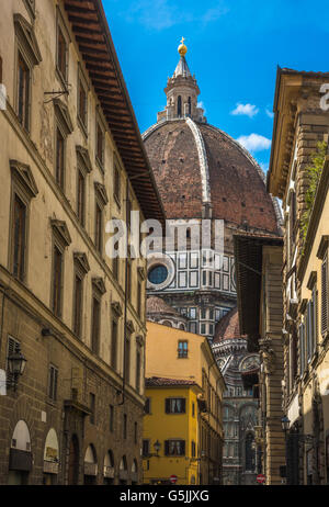 Strada di Firenze con la Cattedrale di Santa Maria del Fiore, chiamato anche Duomo, nel retro, Toscana, Italia Foto Stock