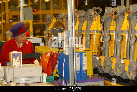 La regina guarda una fila di aspirapolvere presso la fabbrica Dyson di Malmesbury, vicino a Chippenham, Wiltshire. Viaggiò in treno con il Duca di Edimburgo per una giornata di impegni nella zona. * 05/02/02 l'azienda di prodotti elettrici deve trasferire la produzione dei suoi aspirapolvere da Malmesbury all'Estremo Oriente con la perdita di fino a 800 posti di lavoro, l'azienda ha detto Martedì 5 febbraio, 2002. Foto Stock