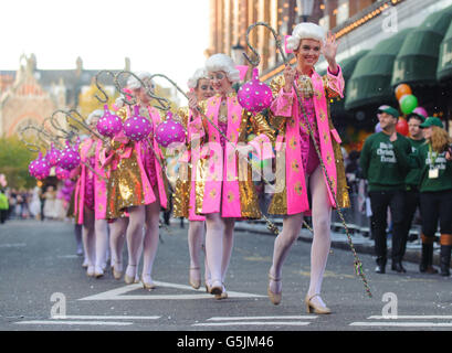 Sfilata annuale di Natale di Harrods. Gli artisti partecipano all'annuale Harrods Christmas Parade Outside Harrods a Knightsbridge, Londra. Foto Stock