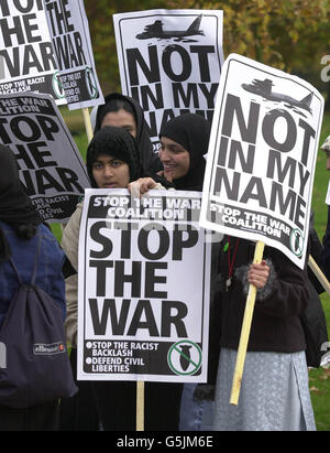 Musulmani a Hyde Park di Londra, con cartelli prima di unirsi a una marcia nel centro di Londra, contro la guerra in Afghanistan. Foto Stock