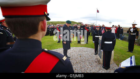 Lord Paddy Ashdown si ferma brevemente dopo aver svelato il monumento ai Cockleshell Heroes al Royal Marines Museum di Southsea, Hampshire. Foto Stock