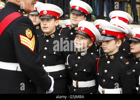 I giovani cadetti marini reali si preparano per la cerimonia per svelare un memoriale ai Cockleshell Heroes al Royal Marines Museum di Southsea, Hampshire, che è stato svelato da Lord Paddy Ashdown. Foto Stock