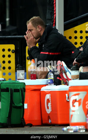 Alistair Hargreaves di Saracens si siede sulla panchina dopo aver lasciato il campo su una barella Foto Stock