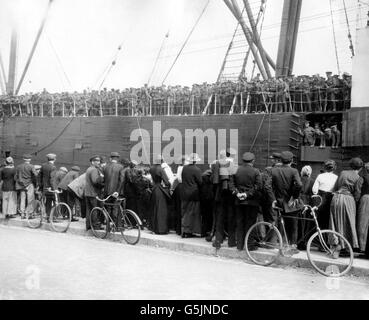 Prima guerra mondiale - Esercito britannico - Trasporti. Truppe britanniche arrivano a St Nazaire in Francia. Foto Stock