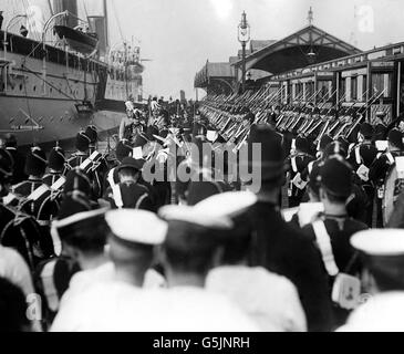 Kaiser Wilhelm II, imperatore di Germania, e il Principe di Galles (in seguito re Giorgio V), ispezionano i soldati a Portsmouth. Foto Stock