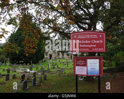 Una vista della chiesa di San Nicola, Bathampton, vicino a Bath, Somerset, dove un campanello doveva essere salvato dagli equipaggi del fuoco dopo essere stato aggrovigliato in corde alla chiesa. Foto Stock