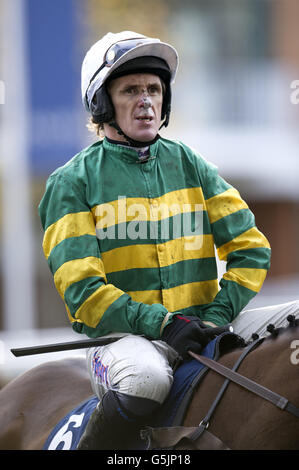 Jockey Tony McCoy su è un Gimme prima del William Hill Priority Prices handicap hurdle Foto Stock