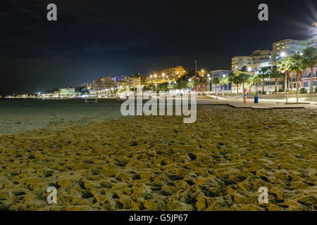 La spiaggia e la città di Villajoyosa di notte, Spagna Foto Stock