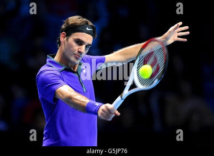 Tennis - Barclays ATP World Tour Finals - Day 2 - O2 Arena. Roger Federer della Svizzera in azione contro Janko Tipsarevic durante le finali del Barclays ATP World Tour alla O2 Arena di Londra. Foto Stock