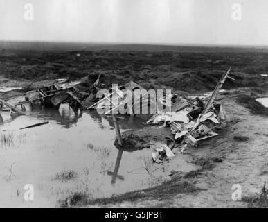 La tomba del tenente di volo W. Arnold John e il suo osservatore in un buco di conchiglia pieno d'acqua. La loro macchina distrutta può essere vista in background. Foto Stock