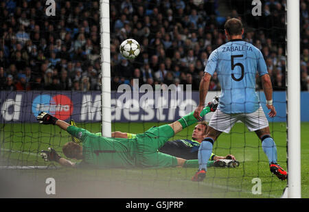 Calcio - UEFA Champions League - Gruppo D - Manchester City / Ajax - Etihad Stadium. Siem De Jong di AJAX segna il primo obiettivo del gioco Foto Stock