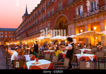 La Plaza Mayor di notte a Madrid Foto Stock