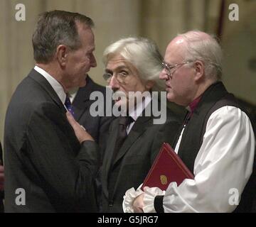 L'ex presidente degli Stati Uniti George Bush SNR (L) ha parlato con l'arcivescovo di Canterbury Dr George Carey a Westminster Abbey a Londra per un servizio commemorativo alle vittime britanniche dell'attacco terroristico dell'11 settembre a New York. Foto Stock