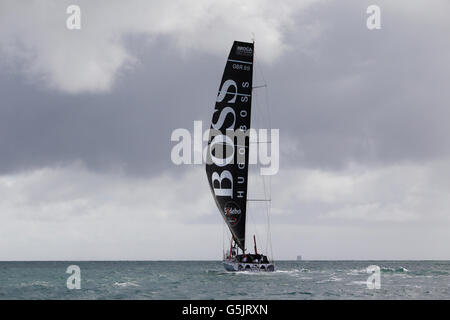 IN PRECEDENZA INEDITA IMMAGINE Round lo yachtsman mondiale Alex Thomson si prepara alla gara di Vendee Globe a bordo del suo yacht Hugo Boss sul Solent vicino alla sua base a Gosport, Hampshire. Thomson sarà affiancato alla linea di partenza dai concorrenti britannici Mike Golding e Samantha Davies. Foto Stock