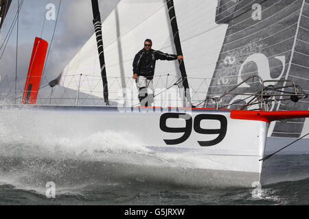 IN PRECEDENZA INEDITA IMMAGINE Round lo yachtsman mondiale Alex Thomson si prepara alla gara di Vendee Globe a bordo del suo yacht Hugo Boss sul Solent vicino alla sua base a Gosport, Hampshire. Thomson sarà affiancato alla linea di partenza dai concorrenti britannici Mike Golding e Samantha Davies. Foto Stock