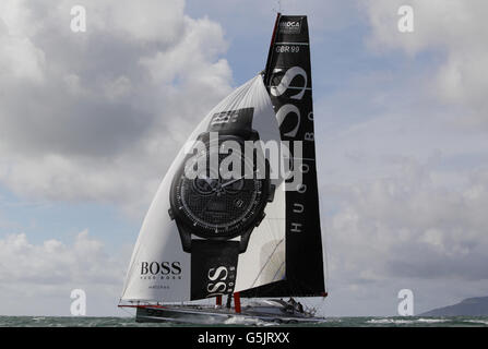 IN PRECEDENZA INEDITA IMMAGINE Round lo yachtsman mondiale Alex Thomson si prepara alla gara di Vendee Globe a bordo del suo yacht Hugo Boss sul Solent vicino alla sua base a Gosport, Hampshire. Thomson sarà affiancato alla linea di partenza dai concorrenti britannici Mike Golding e Samantha Davies. Foto Stock