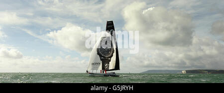 IN PRECEDENZA INEDITA IMMAGINE Round lo yachtsman mondiale Alex Thomson si prepara alla gara di Vendee Globe a bordo del suo yacht Hugo Boss sul Solent vicino alla sua base a Gosport, Hampshire. Thomson sarà affiancato alla linea di partenza dai concorrenti britannici Mike Golding e Samantha Davies. Foto Stock