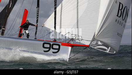 IN PRECEDENZA INEDITA IMMAGINE Round lo yachtsman mondiale Alex Thomson si prepara alla gara di Vendee Globe a bordo del suo yacht Hugo Boss sul Solent vicino alla sua base a Gosport, Hampshire. Thomson sarà affiancato alla linea di partenza dai concorrenti britannici Mike Golding e Samantha Davies. Foto Stock