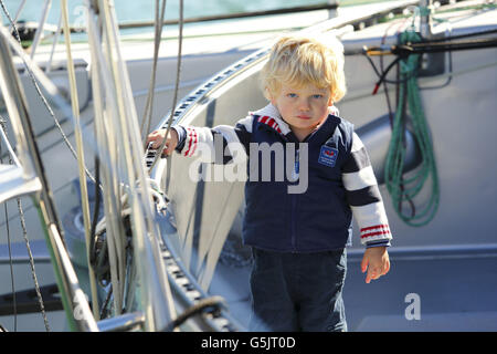 FERMO IMMAGINE NON RILASCIATO IN PRECEDENZA PER UNA DATA DI INIZIO PIÙ VICINA. Oscar, il figlio di Alex Thomson, lo yachtsman del giro del mondo, ha raffigurato a bordo di Hugo Boss prima che suo padre partì per la corsa Vendee Globe. Thomson sarà affiancato alla linea di partenza dai concorrenti britannici Mike Golding e Samantha Davies. Foto Stock