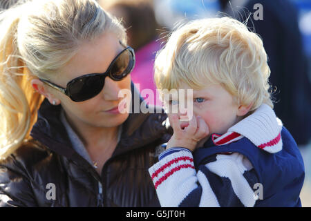 FERMO IMMAGINE NON RILASCIATO IN PRECEDENZA PER UNA DATA DI INIZIO PIÙ VICINA. Oscar, il figlio dello yachtman di tutto il mondo Alex Thomson, fa una lacrima tra le braccia di sua madre Kate prima che suo padre partì per la corsa Vendee Globe. Thomson sarà affiancato alla linea di partenza dai concorrenti britannici Mike Golding e Samantha Davies. Foto Stock