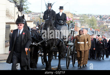 Una carrozza trainata da cavalli porta la bara del caporale Channing Day, che è stato ucciso in Afghanistan, attraverso Comber, Co Down, prima del suo funerale. Foto Stock