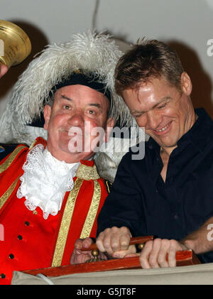 Peter Moore (Town Crier al Sindaco di Londra) e il cantante canadese Bryan Adams accendono le luci natalizie di South Molton Street a Londra. Foto Stock
