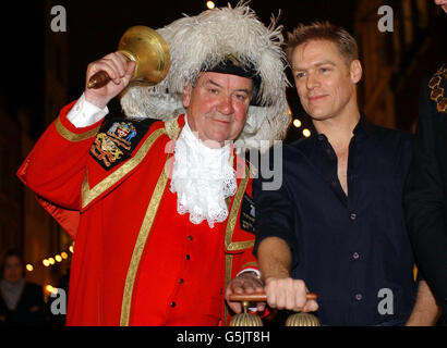 Peter Moore (Town Crier al Sindaco di Londra) e il cantante canadese Bryan Adams accendono le luci natalizie di South Molton Street a Londra. Foto Stock