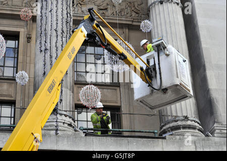 I tocchi finali sono fatti alla decorazione di Natale sul palazzo del Consiglio di Nottingham Foto Stock