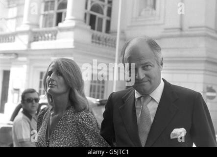 L'imprenditore milionario Sir James Goldsmith e la signora Annabel Birley alla Corte dei Magistrati di Bow Street a Londra per partecipare all'audizione di apertura committale di convocazioni che denunciano il diffamazione criminale portata da Sir James contro la rivista Private Eye, il suo editore Richard Ingrams e distributori Moore-Harness Ltd. Foto Stock