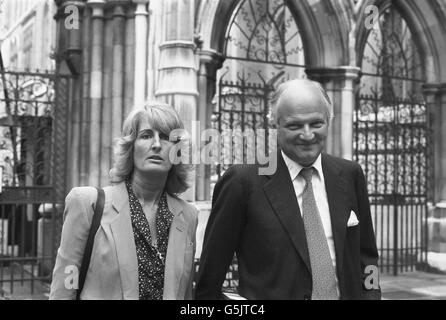 L'uomo d'affari milionario Sir James Goldsmith e sua moglie Lady Annabel al di fuori della High Court di Londra per combattere una richiesta di risarcimento danni calunniati e calunniati contro di lui dal giornalista televisivo Michael Gillard. Sir James sostiene che il sig. Gillard ha ricattato il consulente per le pubbliche relazioni John Adey era vero. Foto Stock