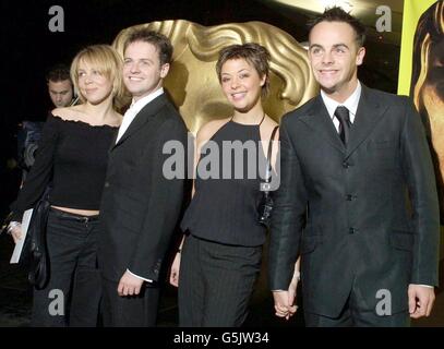 I presentatori televisivi Declan Donnelly (a sinistra) e Anthony McPartlin arrivano per i premi British Academy Children's Film & Television Awards con i loro partner Claire Buckfield (a sinistra) e Lisa Armstrong al London Hilton di Park Lane. Foto Stock