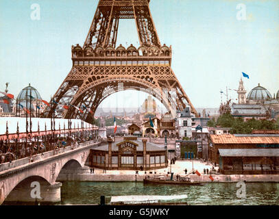 Esposizione di Parigi, 1900. La Torre Eiffel e la vista generale dei motivi dal fiume Senna, Exposition Universelle 1900, Parigi, Francia. Foto Stock