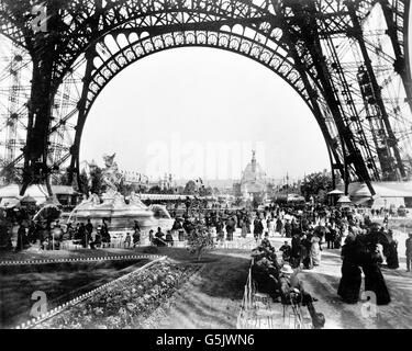 Esposizione di Parigi 1889. Torre Eiffel. La folla su Champ de Mars durante l'Exposition Universelle di 1889, Parigi, Francia. Foto Stock