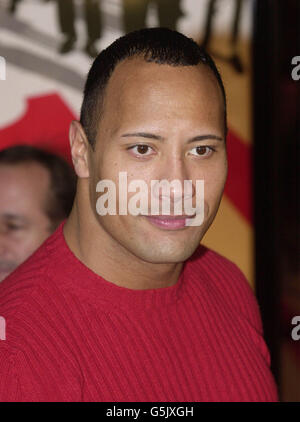 L'attore ed ex lottatore Dwayne Johnson aka The Rock arriva alla prima mondiale di Ocean's Eleven al Mann's Village Theatre di Los Angeles. Foto Stock