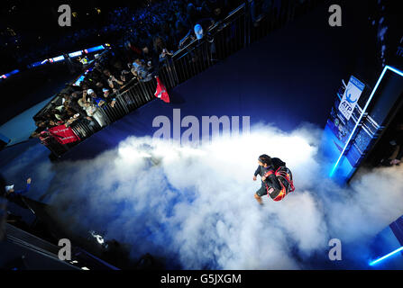 Roger Federer, in Svizzera, si reca in tribunale per affrontare Andy Murray in Gran Bretagna durante le finali del Barclays ATP World Tour alla O2 Arena di Londra. Foto Stock