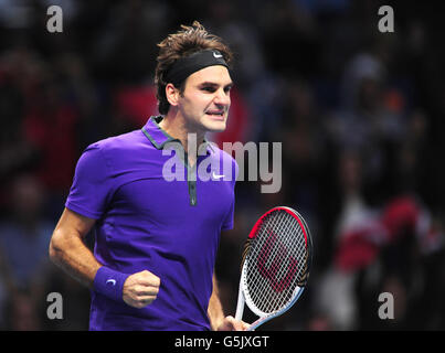 Roger Federer in Svizzera celebra la sconfitta di Andy Murray in Gran Bretagna durante le finali dell'ATP World Tour di Barclays presso l'O2 Arena di Londra. Foto Stock