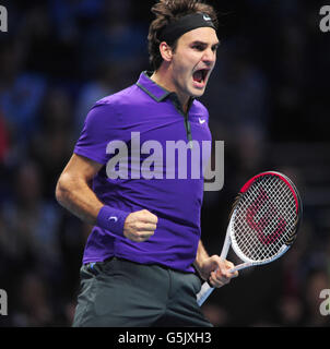 Roger Federer in Svizzera celebra la sconfitta di Andy Murray in Gran Bretagna durante le finali dell'ATP World Tour di Barclays presso l'O2 Arena di Londra. Foto Stock